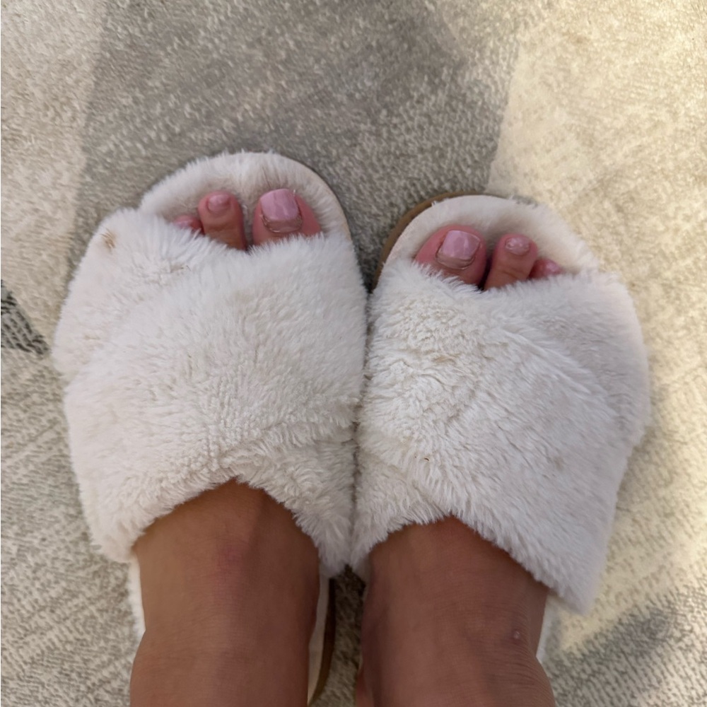 Pre loved Cozy White Fuzzy Slippers